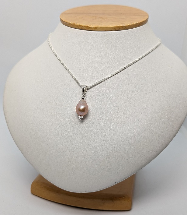 Baroque pink pearl pendant - Image 2